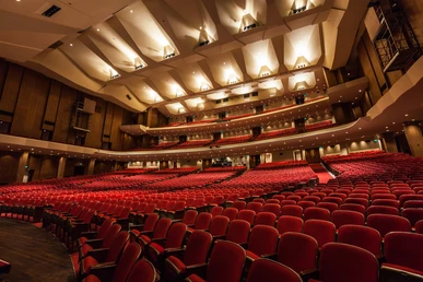 Keller Auditorium trống vắng, với một biển ghế bọc nhung đỏ.