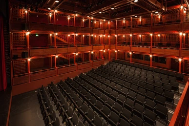 Winningstad Theatre, ánh sáng mờ ảo với tông màu cam, không có người.