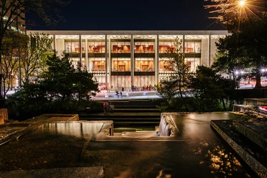 Ảnh khung viên Keller Auditorium nhìn từ Công viên Keller Fountain.